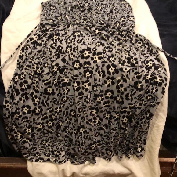 Loft Black, white, and gray floral print dress - Picture 3 of 5